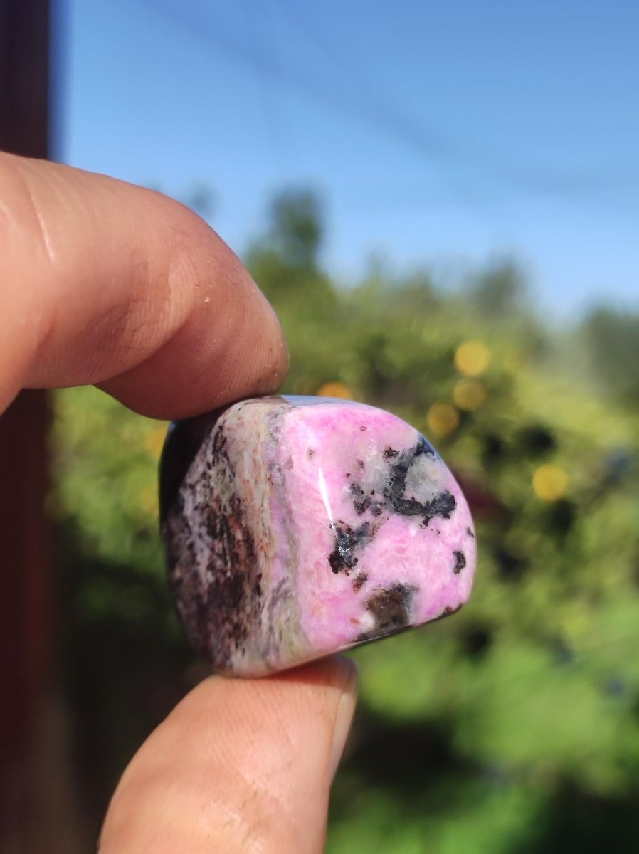 Sugilith - Sammler Deko Heilstein lila Handschmeichler Rarität Meditation Energie Edelstein Kristall Investition Wertanlage Natürlich Unikat - Art of Nature Berlin