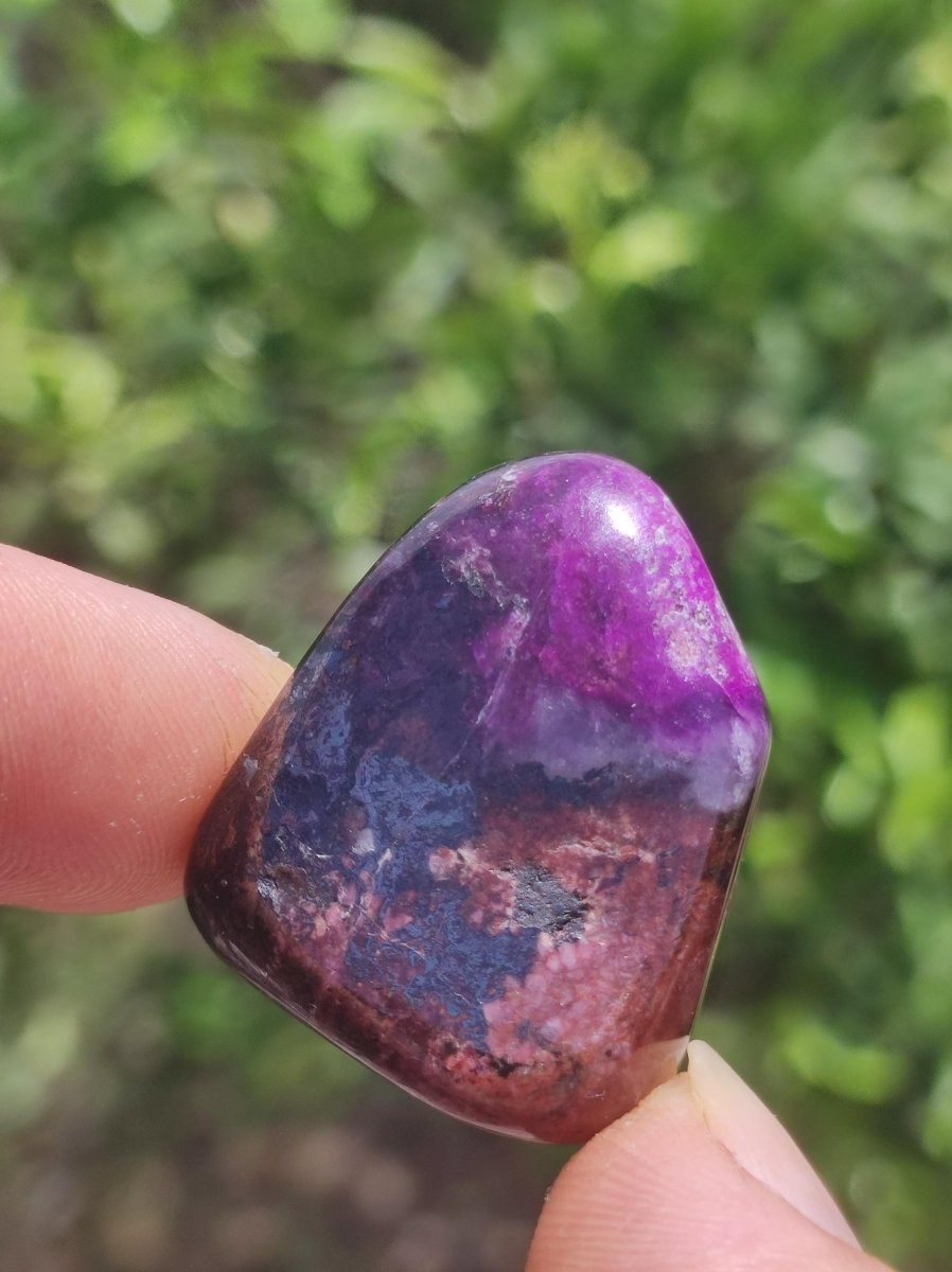 Sugilith - Sammler Deko Heilstein lila Handschmeichler Rarität Meditation Energie Edelstein Kristall Investition Wertanlage Natürlich Unikat - Art of Nature Berlin