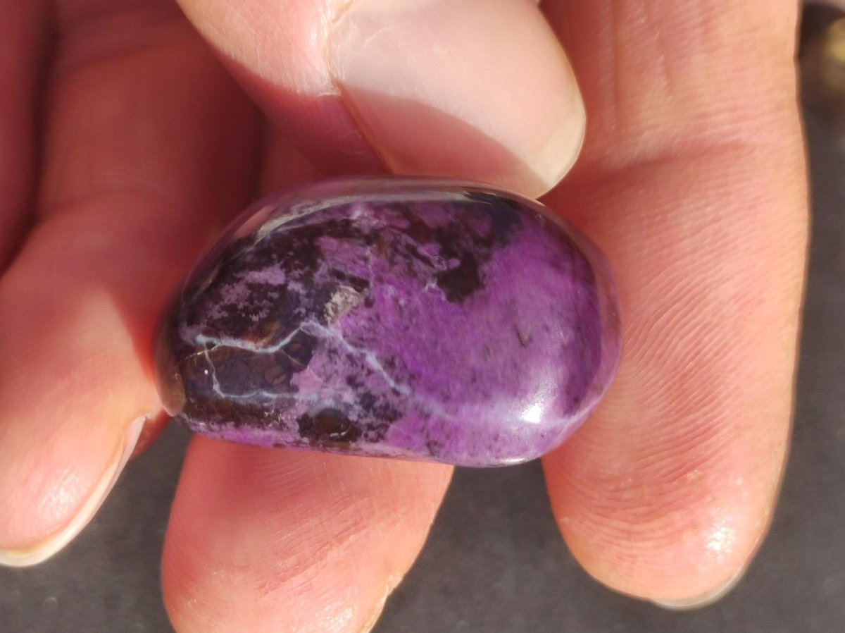 Sugilith - Sammler Deko Heilstein lila Handschmeichler Rarität Meditation Energie Edelstein Kristall Investition Wertanlage Natürlich Unikat - Art of Nature Berlin