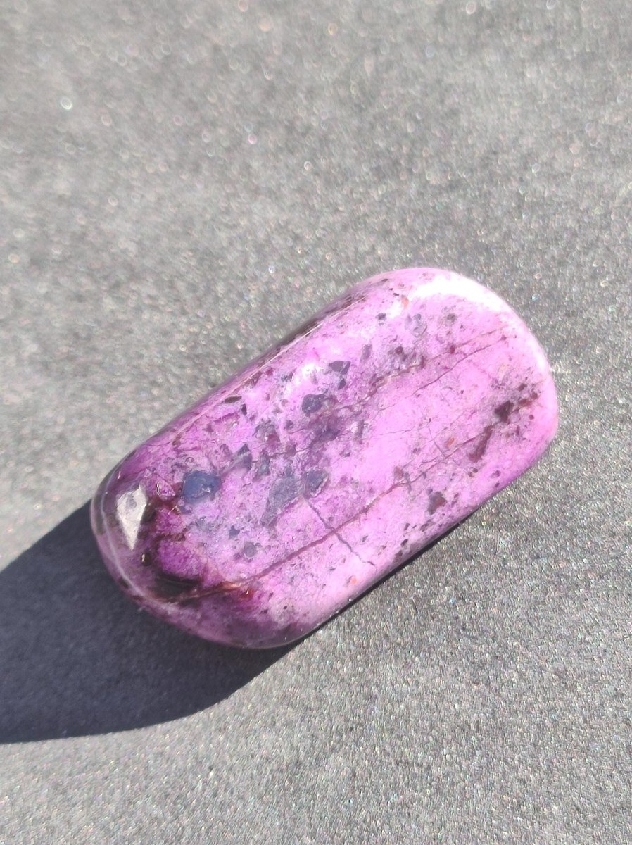 Sugilith - Sammler Deko Heilstein lila Handschmeichler Rarität Meditation Energie Edelstein Kristall Investition Wertanlage Natürlich Unikat - Art of Nature Berlin