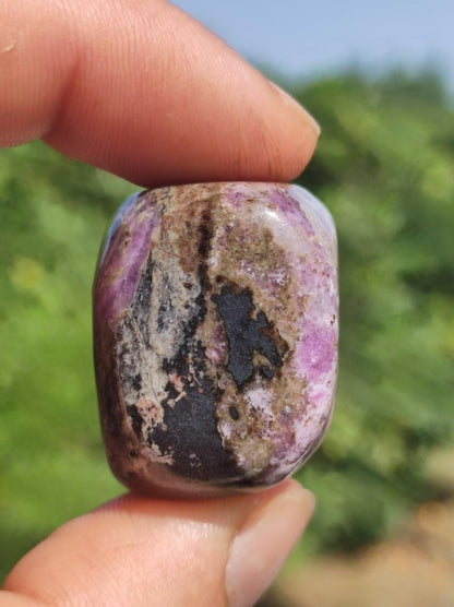 Sugilith - Sammler Deko Heilstein lila Handschmeichler Rarität Meditation Energie Edelstein Kristall Investition Wertanlage Natürlich Unikat - Art of Nature Berlin