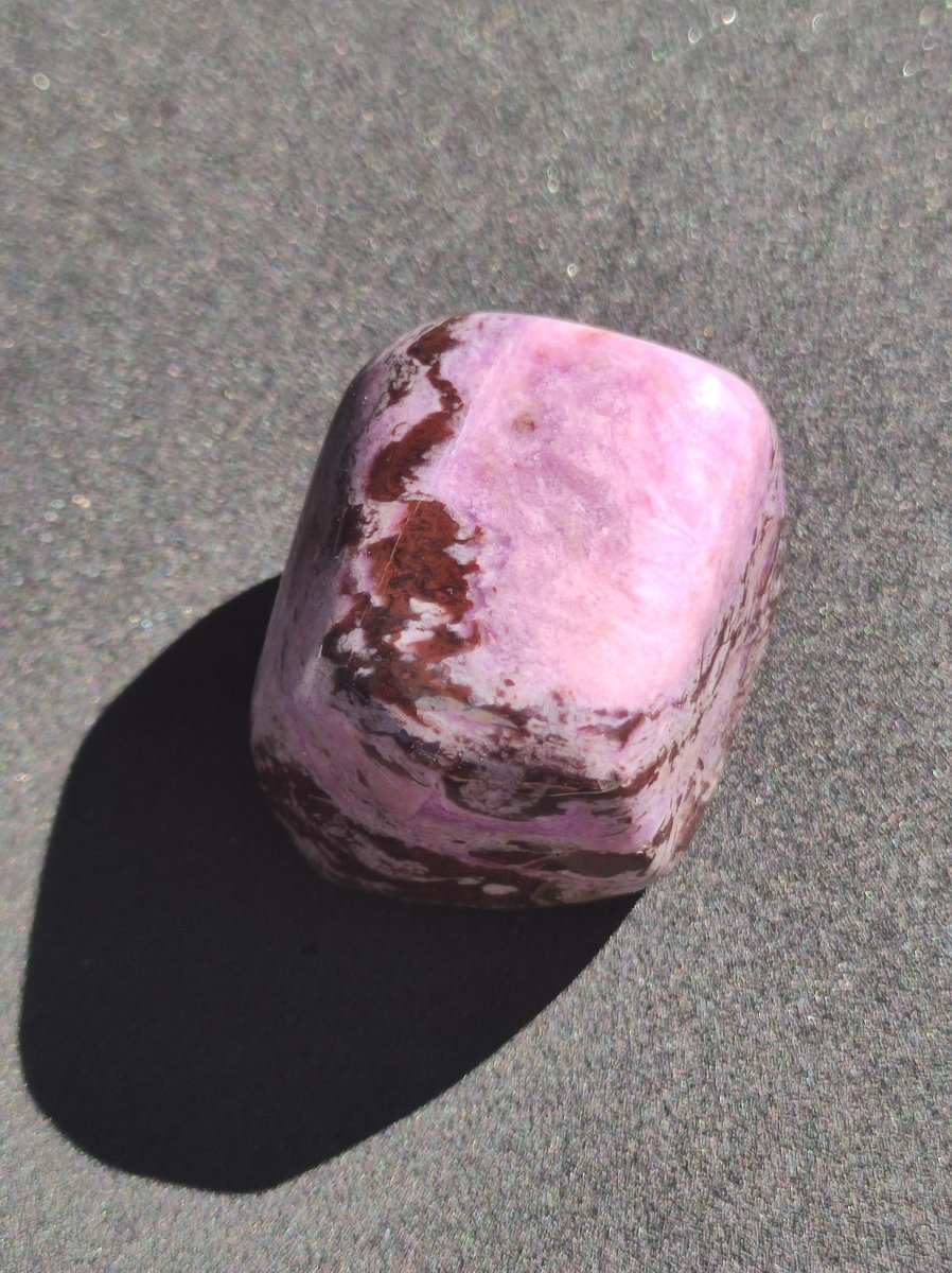 Sugilith - Sammler Deko Heilstein lila Handschmeichler Rarität Meditation Energie Edelstein Kristall Investition Wertanlage Natürlich Unikat - Art of Nature Berlin