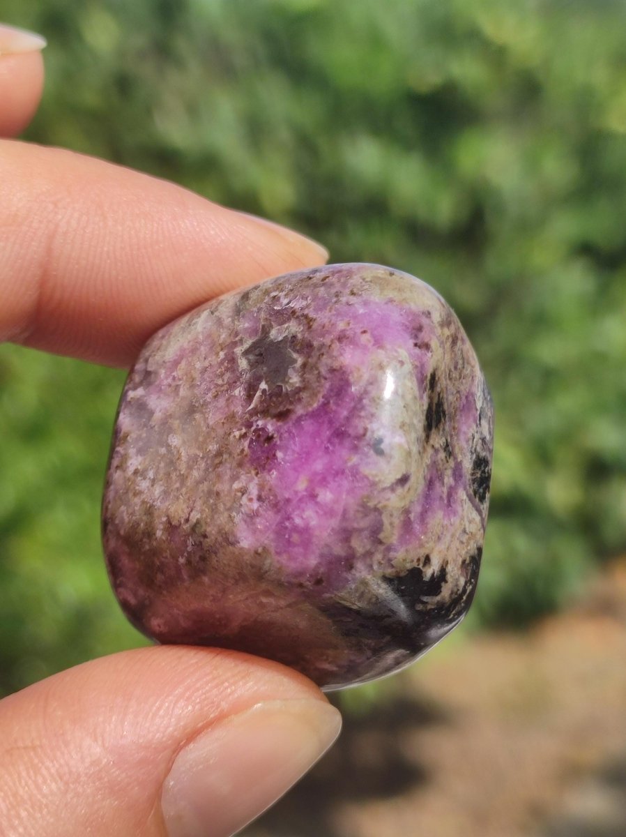 Sugilith - Sammler Deko Heilstein lila Handschmeichler Rarität Meditation Energie Edelstein Kristall Investition Wertanlage Natürlich Unikat - Art of Nature Berlin