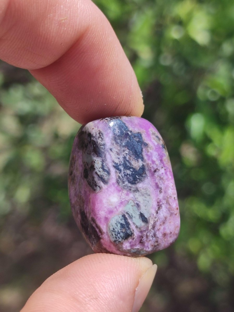 Sugilith - Sammler Deko Heilstein lila Handschmeichler Rarität Meditation Energie Edelstein Kristall Investition Wertanlage Natürlich Unikat - Art of Nature Berlin