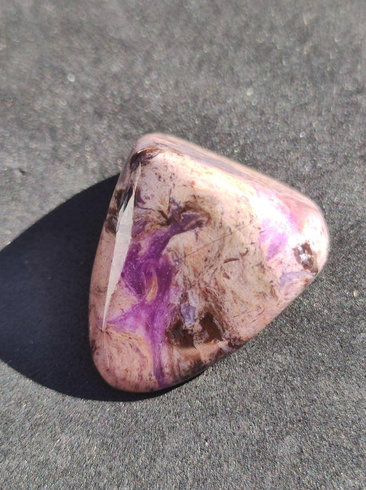 Sugilith - Sammler Deko Heilstein lila Handschmeichler Rarität Meditation Energie Edelstein Kristall Investition Wertanlage Natürlich Unikat - Art of Nature Berlin