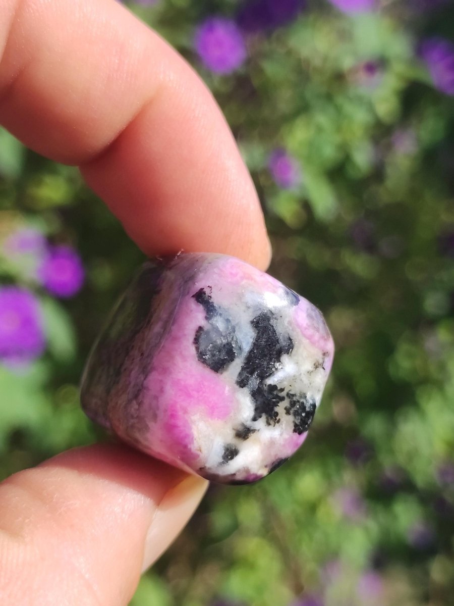 Sugilith - Sammler Deko Heilstein lila Handschmeichler Rarität Meditation Energie Edelstein Kristall Investition Wertanlage Natürlich Unikat - Art of Nature Berlin