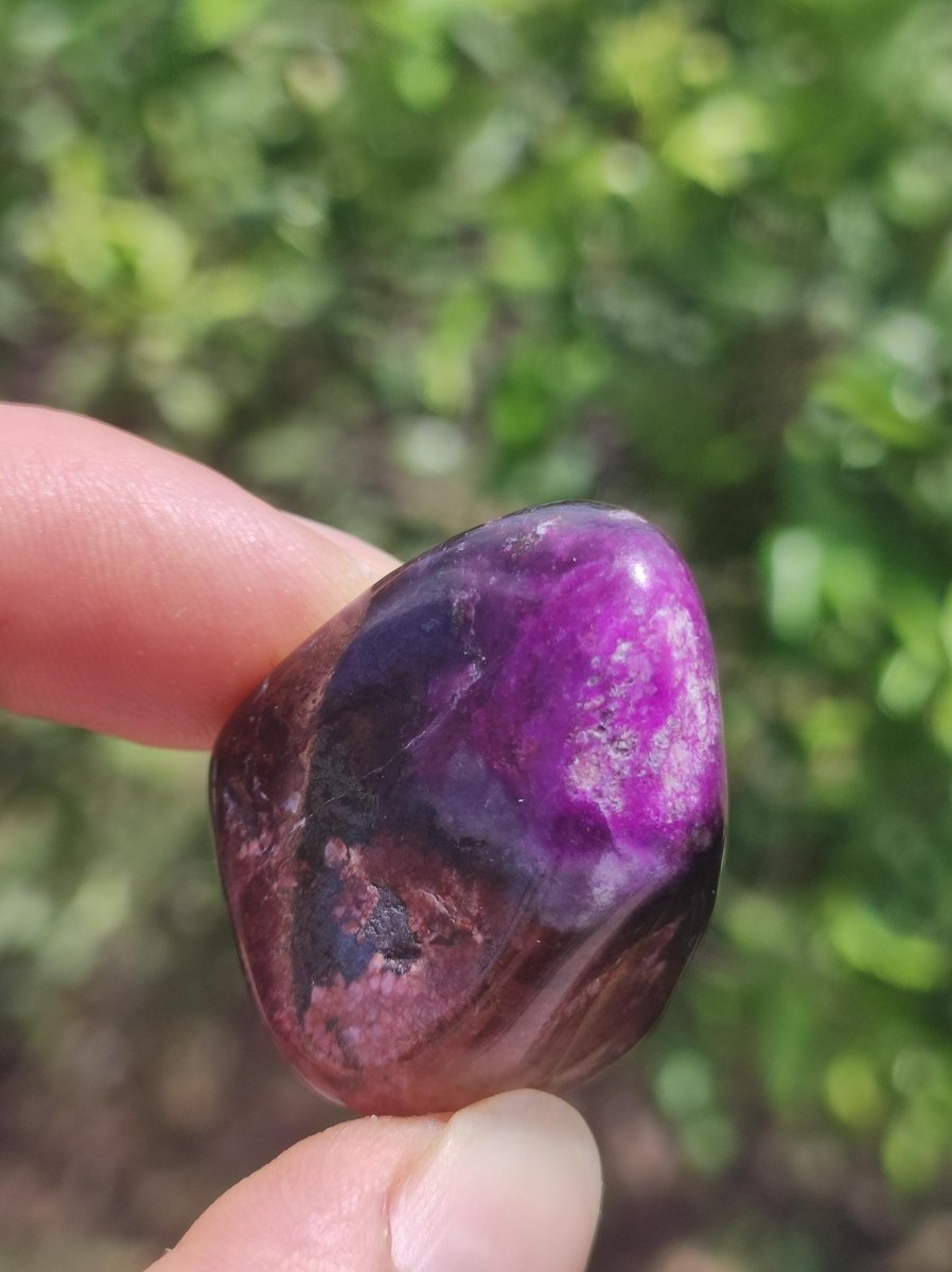 Sugilith - Sammler Deko Heilstein lila Handschmeichler Rarität Meditation Energie Edelstein Kristall Investition Wertanlage Natürlich Unikat - Art of Nature Berlin