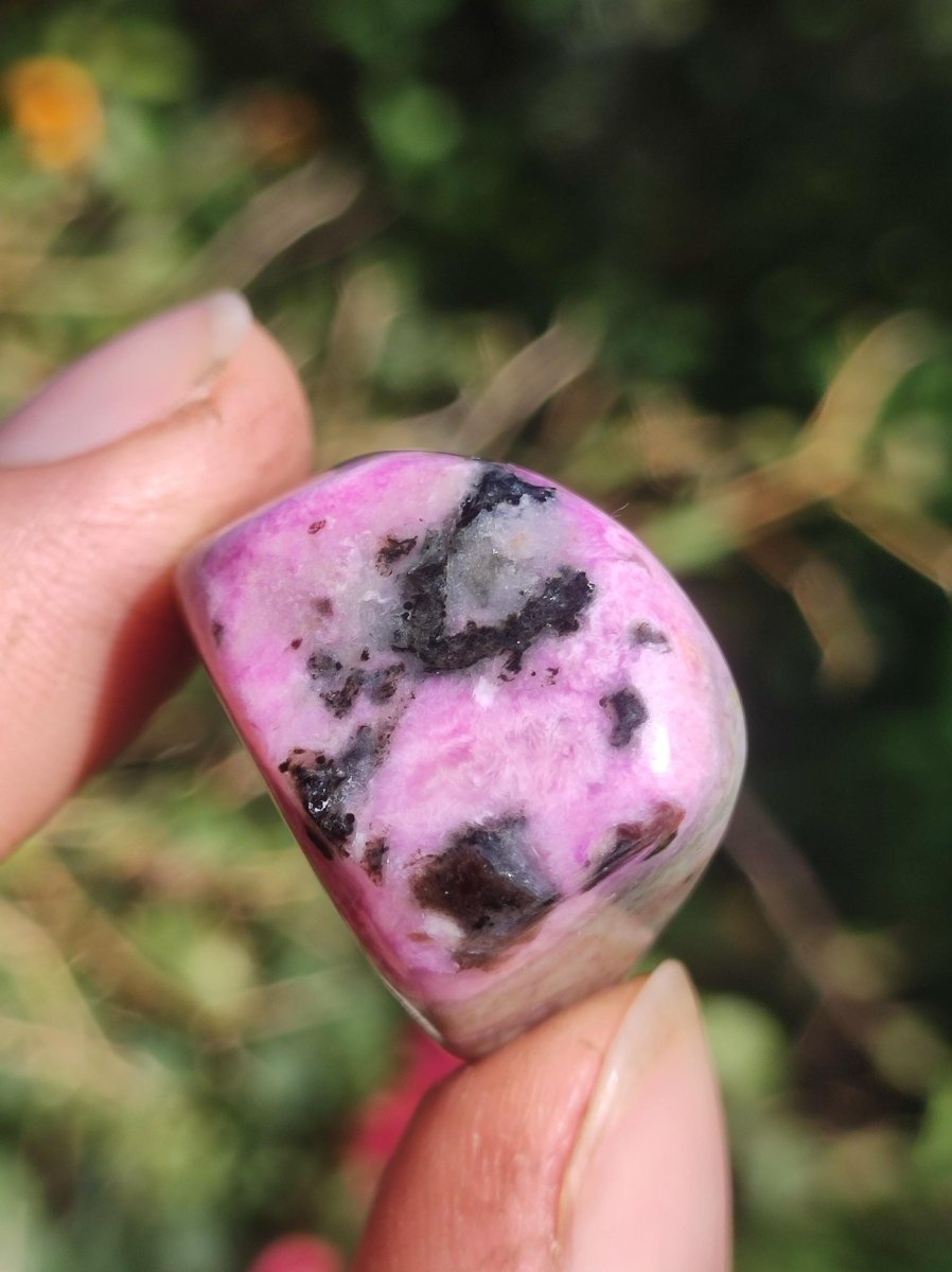 Sugilith - Sammler Deko Heilstein lila Handschmeichler Rarität Meditation Energie Edelstein Kristall Investition Wertanlage Natürlich Unikat - Art of Nature Berlin