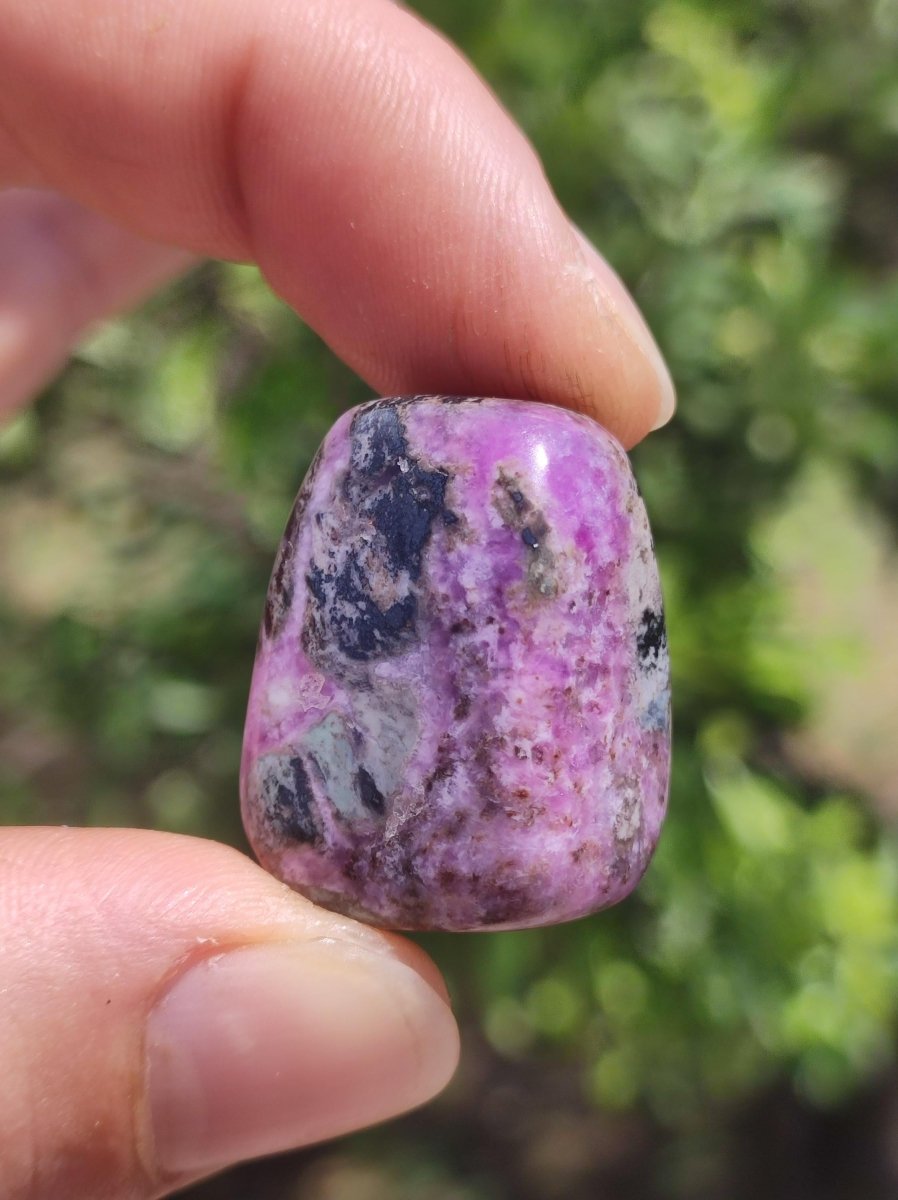 Sugilith - Sammler Deko Heilstein lila Handschmeichler Rarität Meditation Energie Edelstein Kristall Investition Wertanlage Natürlich Unikat - Art of Nature Berlin