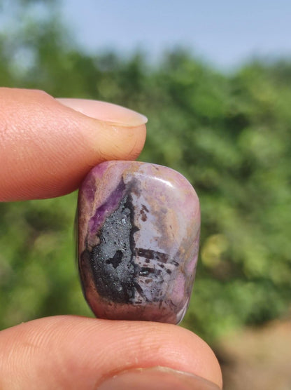 Sugilith - Sammler Deko Heilstein lila Handschmeichler Rarität Meditation Energie Edelstein Kristall Investition Wertanlage Natürlich Unikat - Art of Nature Berlin