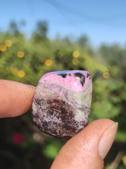 Sugilith - Sammler Deko Heilstein lila Handschmeichler Rarität Meditation Energie Edelstein Kristall Investition Wertanlage Natürlich Unikat - Art of Nature Berlin