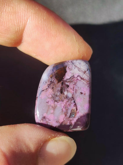 Sugilith - Sammler Deko Heilstein lila Handschmeichler Rarität Meditation Energie Edelstein Kristall Investition Wertanlage Natürlich Unikat - Art of Nature Berlin