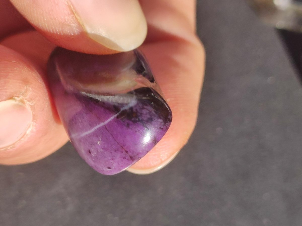 Sugilith - Sammler Deko Heilstein lila Handschmeichler Rarität Meditation Energie Edelstein Kristall Investition Wertanlage Natürlich Unikat - Art of Nature Berlin