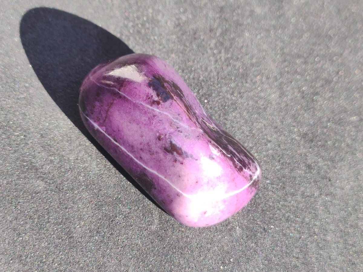 Sugilith - Sammler Deko Heilstein lila Handschmeichler Rarität Meditation Energie Edelstein Kristall Investition Wertanlage Natürlich Unikat - Art of Nature Berlin