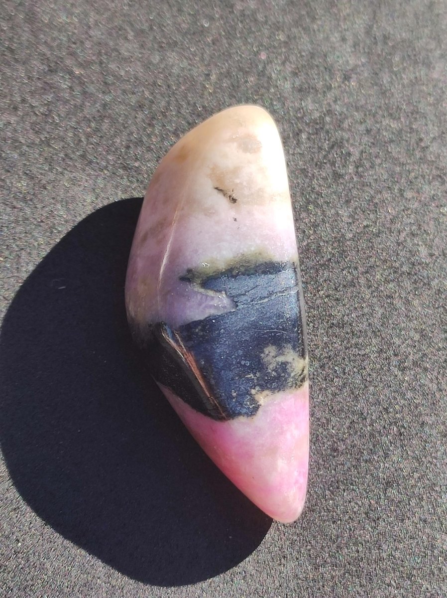 Sugilith - Sammler Deko Heilstein lila Handschmeichler Rarität Meditation Energie Edelstein Kristall Investition Wertanlage Natürlich Unikat - Art of Nature Berlin