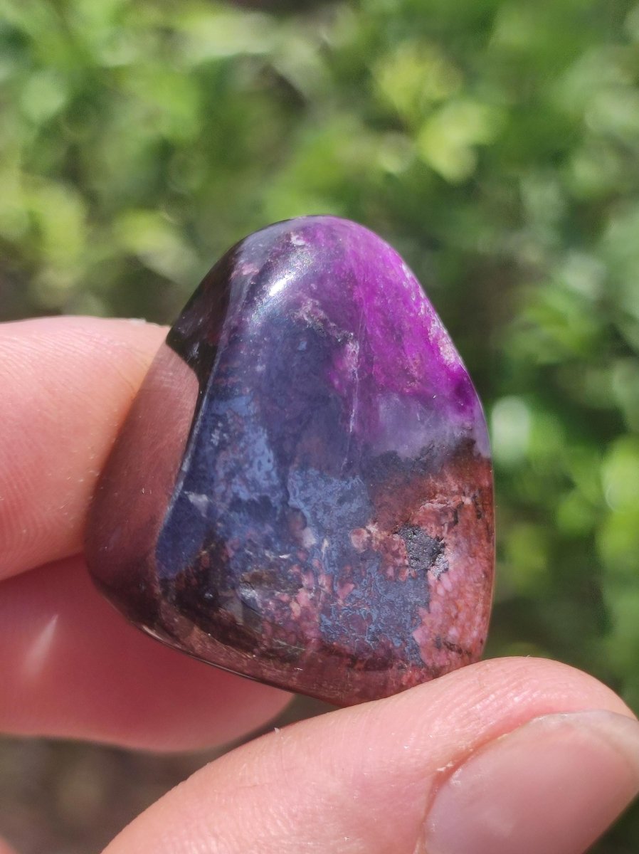 Sugilith - Sammler Deko Heilstein lila Handschmeichler Rarität Meditation Energie Edelstein Kristall Investition Wertanlage Natürlich Unikat - Art of Nature Berlin