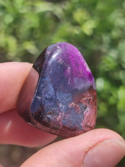 Sugilith - Sammler Deko Heilstein lila Handschmeichler Rarität Meditation Energie Edelstein Kristall Investition Wertanlage Natürlich Unikat - Art of Nature Berlin