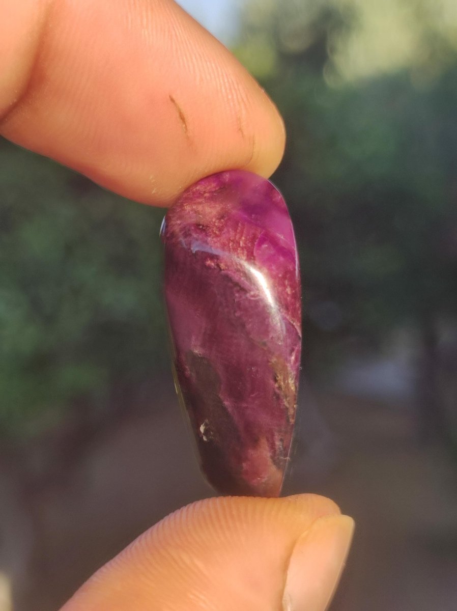 Sugilith - Sammler Deko Heilstein lila Handschmeichler Rarität Meditation Energie Edelstein Kristall Wert Natürlich Unikat - Art of Nature Berlin