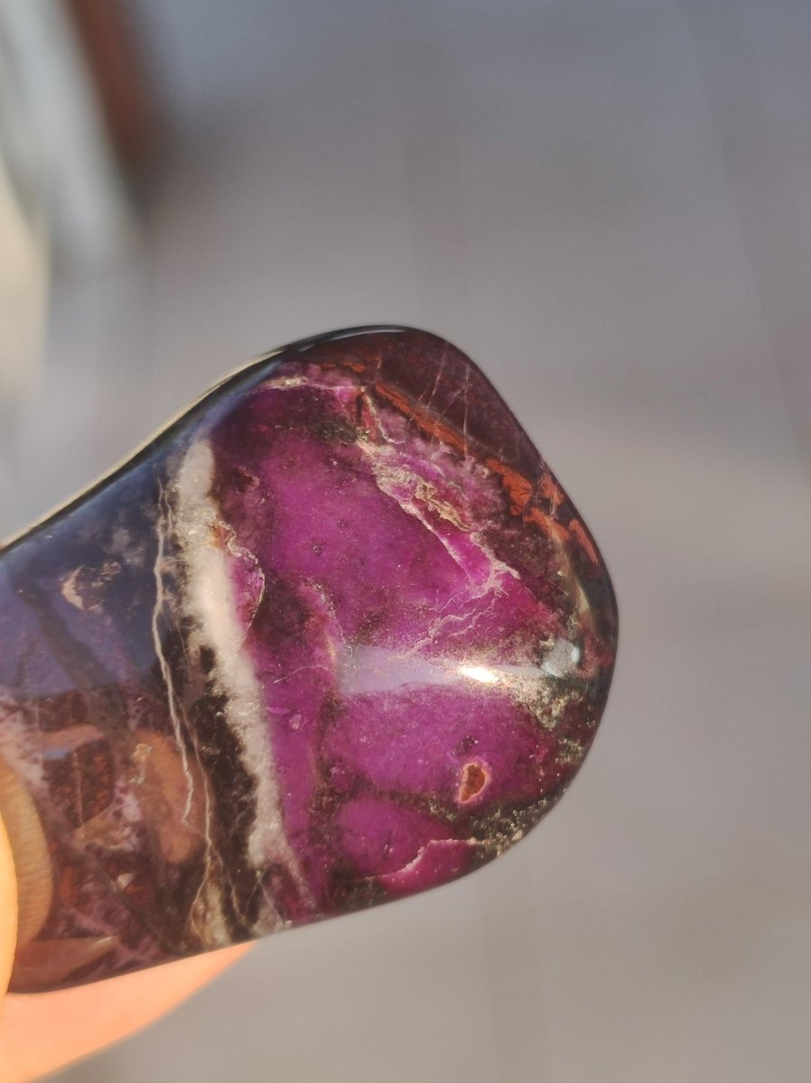 Sugilith - Sammler Deko Heilstein lila Handschmeichler Rarität Meditation Energie Edelstein Kristall Wert Natürlich Unikat - Art of Nature Berlin