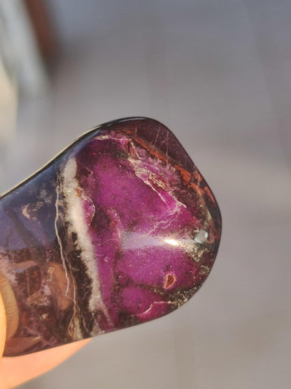 Sugilith - Sammler Deko Heilstein lila Handschmeichler Rarität Meditation Energie Edelstein Kristall Wert Natürlich Unikat - Art of Nature Berlin