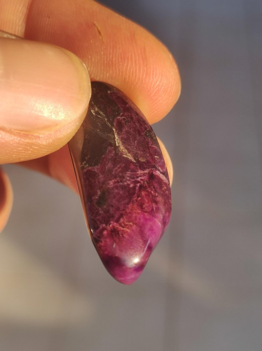 Sugilith - Sammler Deko Heilstein lila Handschmeichler Rarität Meditation Energie Edelstein Kristall Wert Natürlich Unikat - Art of Nature Berlin