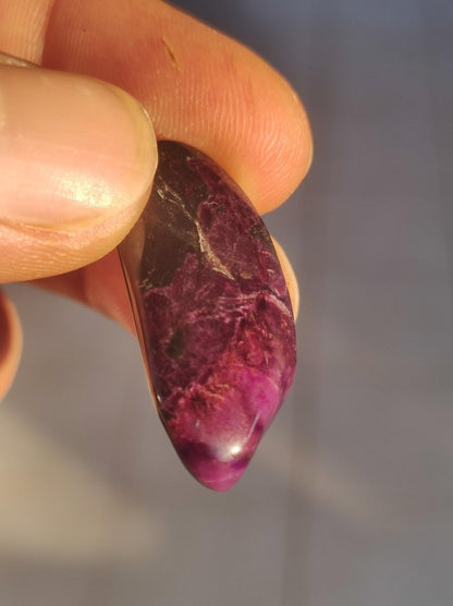 Sugilith - Sammler Deko Heilstein lila Handschmeichler Rarität Meditation Energie Edelstein Kristall Wert Natürlich Unikat - Art of Nature Berlin