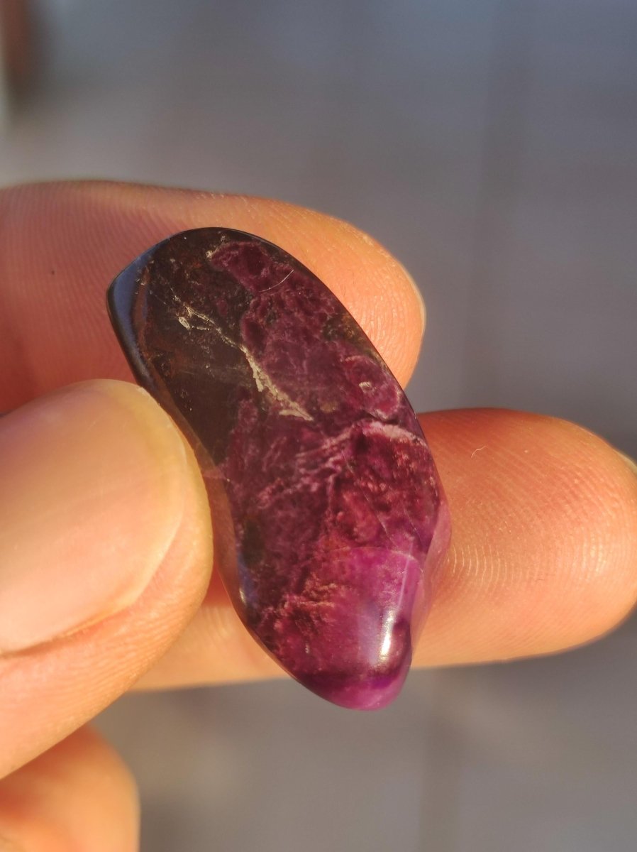 Sugilith - Sammler Deko Heilstein lila Handschmeichler Rarität Meditation Energie Edelstein Kristall Wert Natürlich Unikat - Art of Nature Berlin