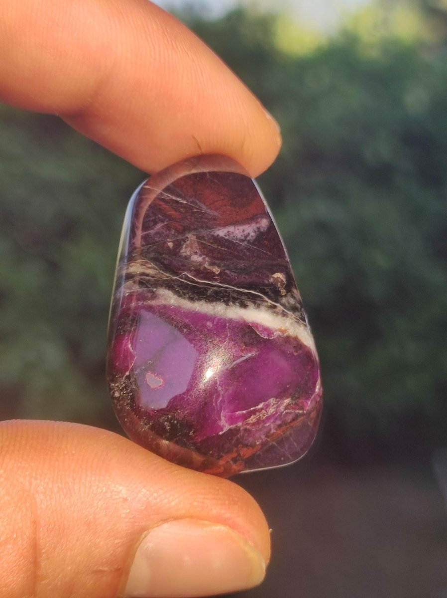 Sugilith - Sammler Deko Heilstein lila Handschmeichler Rarität Meditation Energie Edelstein Kristall Wert Natürlich Unikat - Art of Nature Berlin