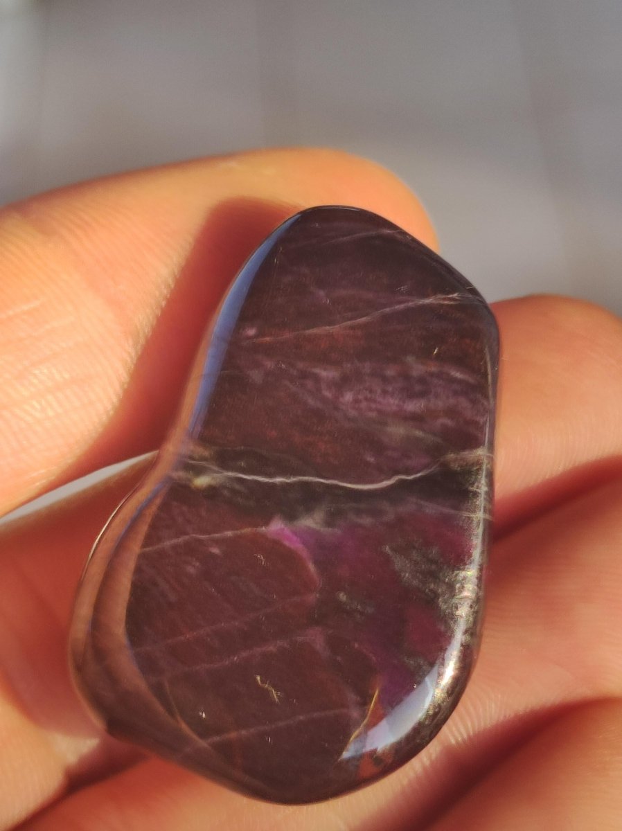 Sugilith - Sammler Deko Heilstein lila Handschmeichler Rarität Meditation Energie Edelstein Kristall Wert Natürlich Unikat - Art of Nature Berlin