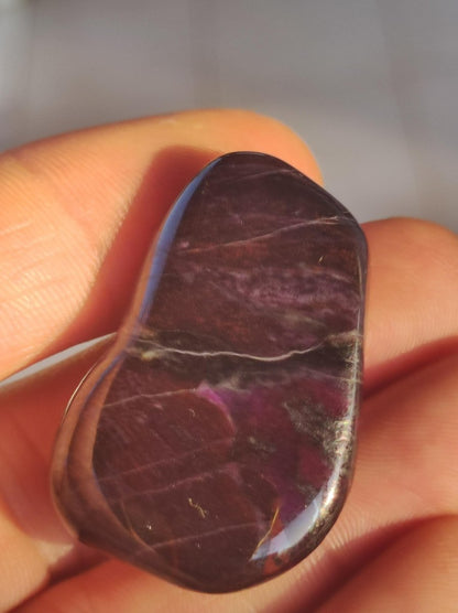 Sugilith - Sammler Deko Heilstein lila Handschmeichler Rarität Meditation Energie Edelstein Kristall Wert Natürlich Unikat - Art of Nature Berlin