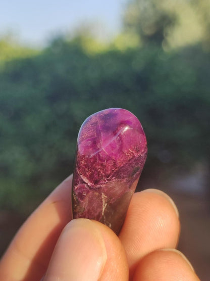 Sugilith - Sammler Deko Heilstein lila Handschmeichler Rarität Meditation Energie Edelstein Kristall Wert Natürlich Unikat - Art of Nature Berlin