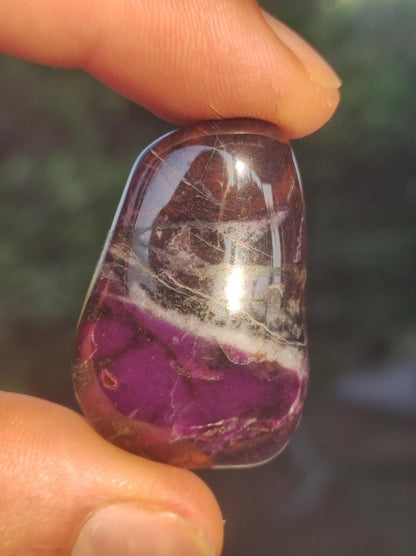 Sugilith - Sammler Deko Heilstein lila Handschmeichler Rarität Meditation Energie Edelstein Kristall Wert Natürlich Unikat - Art of Nature Berlin