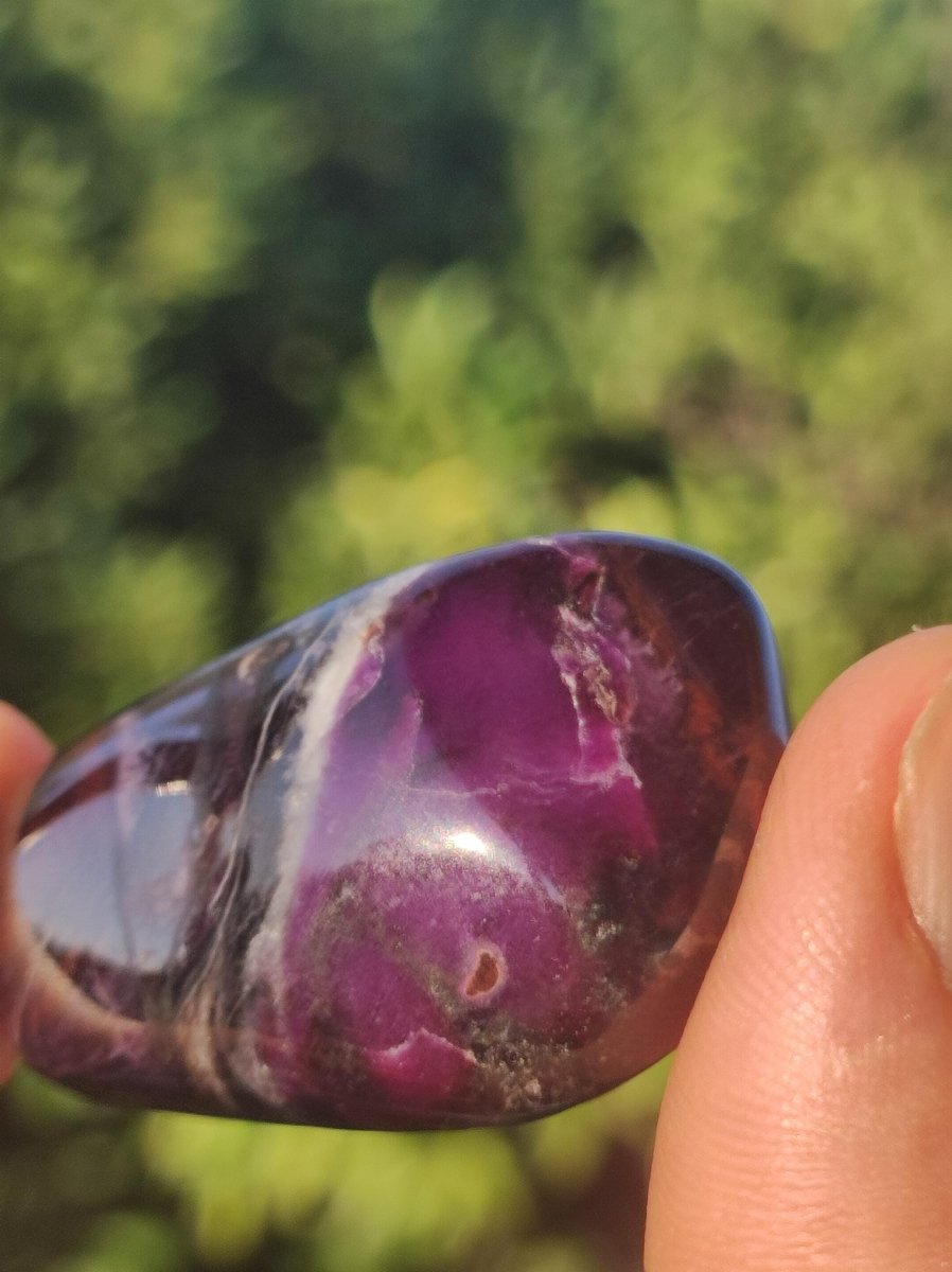 Sugilith - Sammler Deko Heilstein lila Handschmeichler Rarität Meditation Energie Edelstein Kristall Wert Natürlich Unikat - Art of Nature Berlin