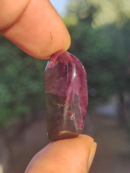 Sugilith - Sammler Deko Heilstein lila Handschmeichler Rarität Meditation Energie Edelstein Kristall Wert Natürlich Unikat - Art of Nature Berlin