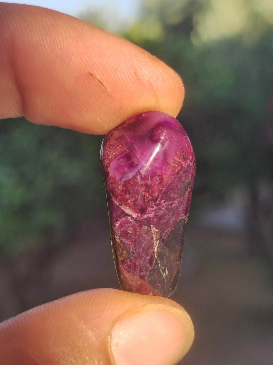 Sugilith - Sammler Deko Heilstein lila Handschmeichler Rarität Meditation Energie Edelstein Kristall Wert Natürlich Unikat - Art of Nature Berlin