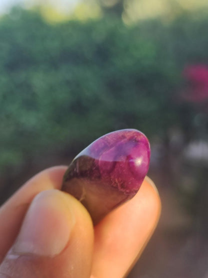 Sugilith - Sammler Deko Heilstein lila Handschmeichler Rarität Meditation Energie Edelstein Kristall Wert Natürlich Unikat - Art of Nature Berlin