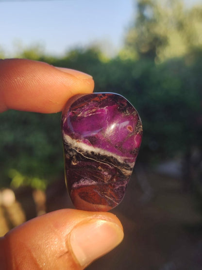 Sugilith - Sammler Deko Heilstein lila Handschmeichler Rarität Meditation Energie Edelstein Kristall Wert Natürlich Unikat - Art of Nature Berlin