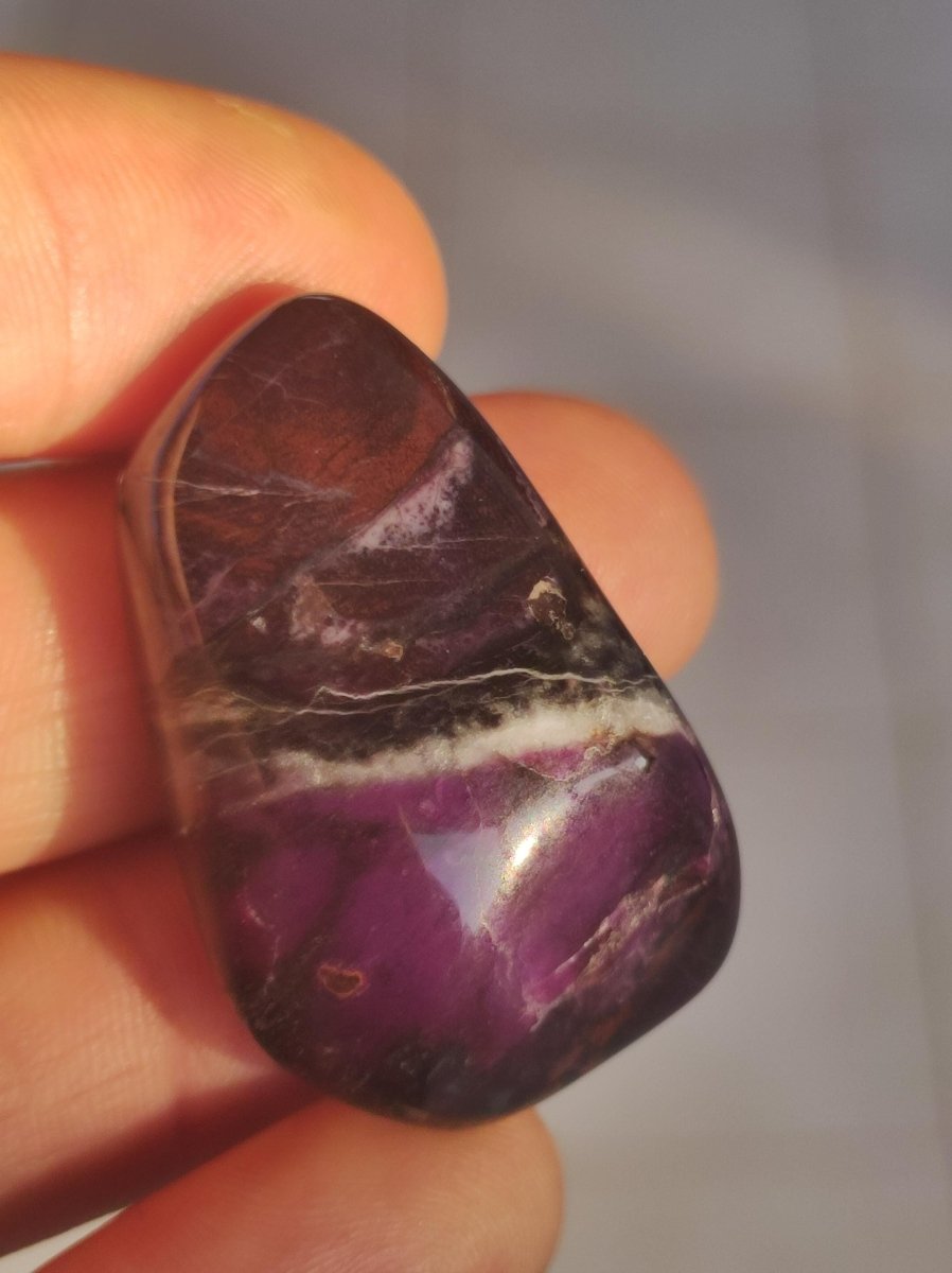 Sugilith - Sammler Deko Heilstein lila Handschmeichler Rarität Meditation Energie Edelstein Kristall Wert Natürlich Unikat - Art of Nature Berlin