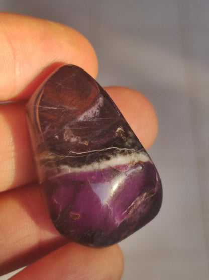 Sugilith - Sammler Deko Heilstein lila Handschmeichler Rarität Meditation Energie Edelstein Kristall Wert Natürlich Unikat - Art of Nature Berlin