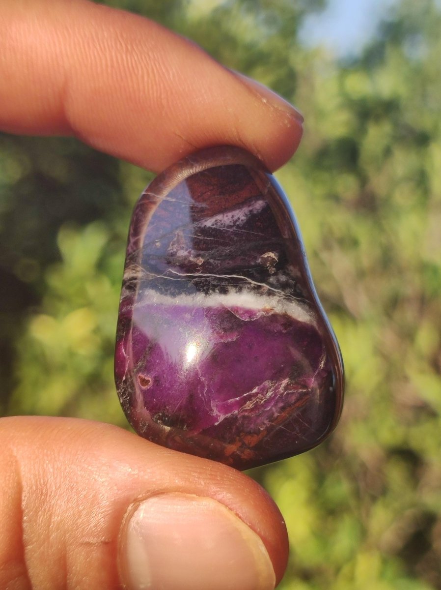 Sugilith - Sammler Deko Heilstein lila Handschmeichler Rarität Meditation Energie Edelstein Kristall Wert Natürlich Unikat - Art of Nature Berlin