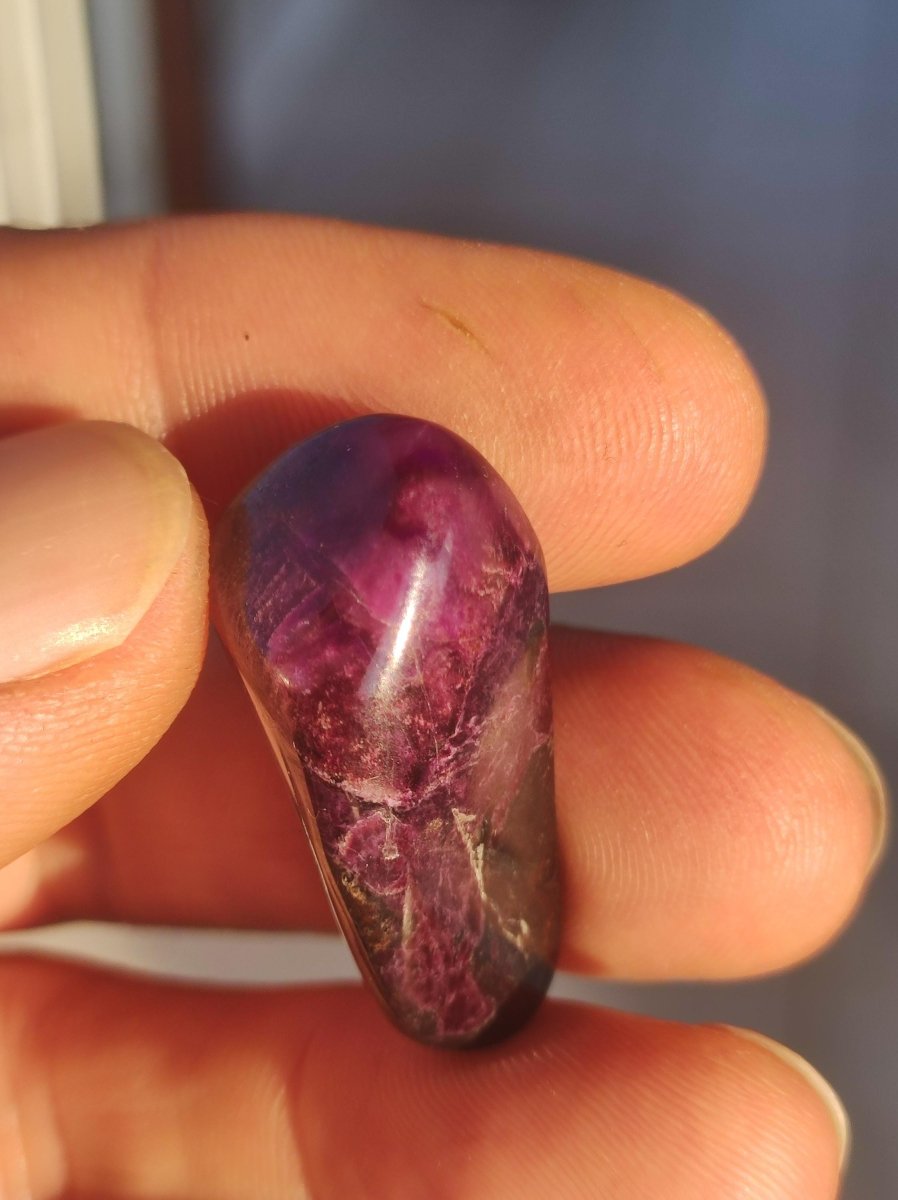 Sugilith - Sammler Deko Heilstein lila Handschmeichler Rarität Meditation Energie Edelstein Kristall Wert Natürlich Unikat - Art of Nature Berlin