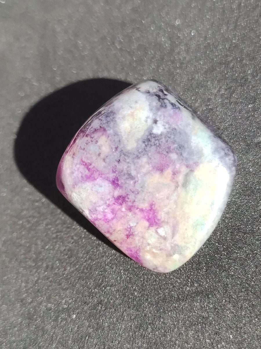 Sugilith - Sammler Deko Heilstein lila Handschmeichler Rarität Meditation Energie Edelstein Kristall Wert Natürlich Unikat Geschenk Er Sie - Art of Nature Berlin