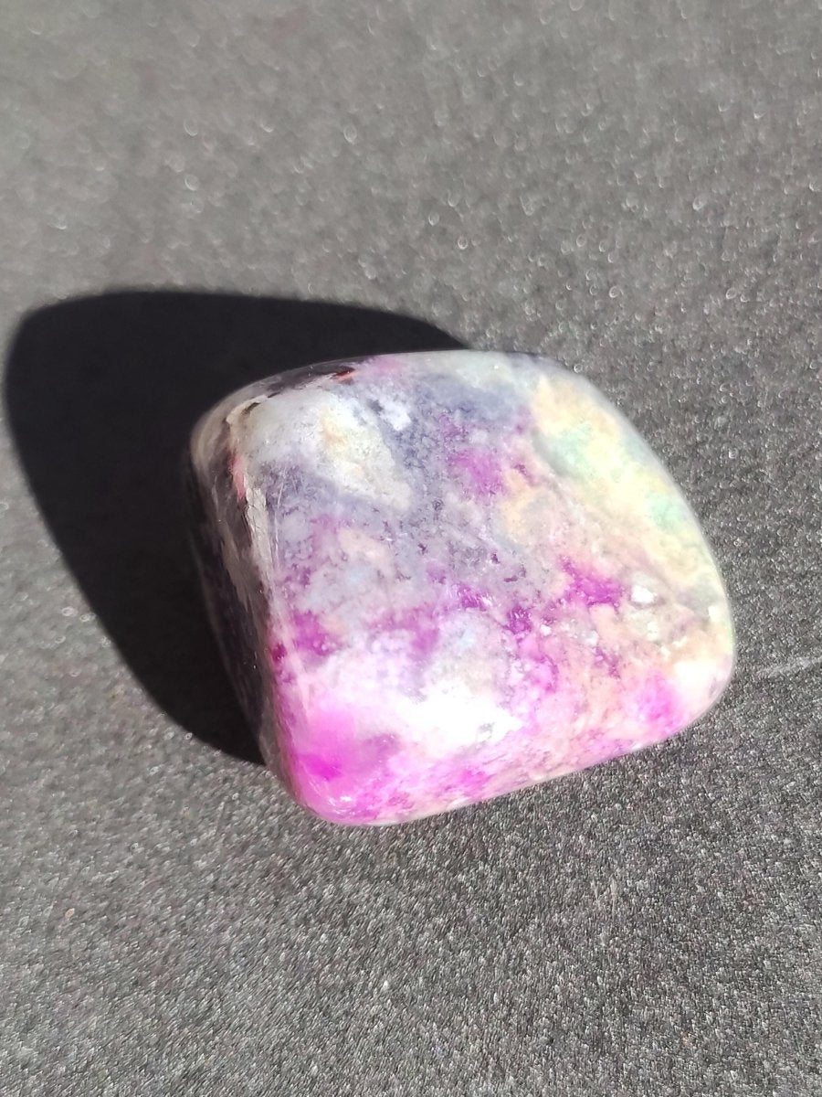 Sugilith - Sammler Deko Heilstein lila Handschmeichler Rarität Meditation Energie Edelstein Kristall Wert Natürlich Unikat Geschenk Er Sie - Art of Nature Berlin