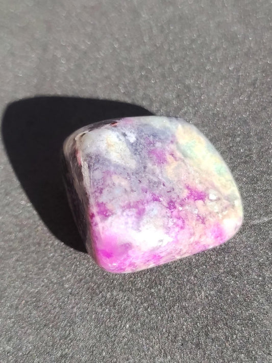 Sugilith - Sammler Deko Heilstein lila Handschmeichler Rarität Meditation Energie Edelstein Kristall Wert Natürlich Unikat Geschenk Er Sie - Art of Nature Berlin