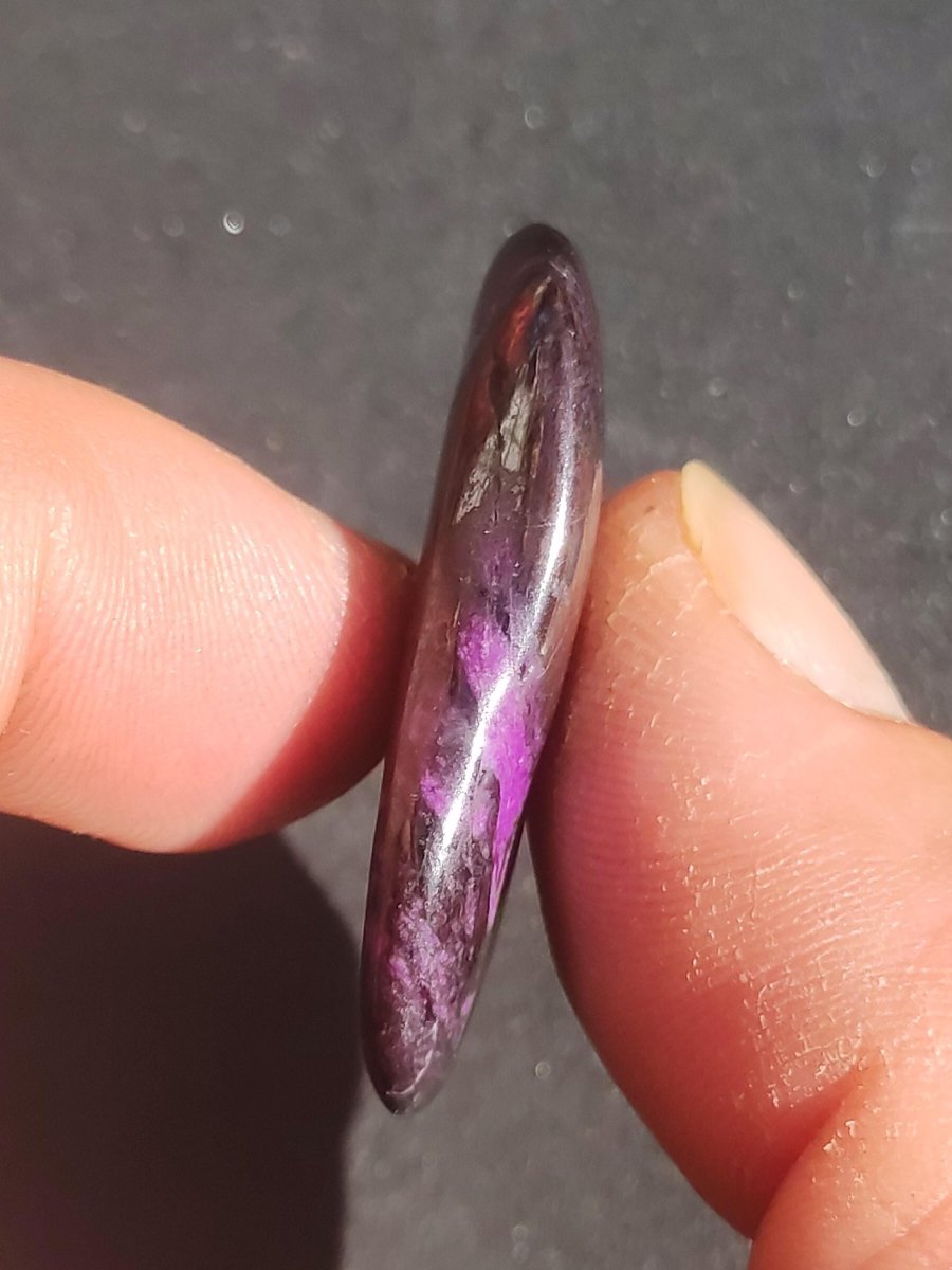 Sugilith - Sammler Deko Heilstein lila Handschmeichler Rarität Meditation Energie Edelstein Kristall Wert Natürlich Unikat Geschenk Er Sie - Art of Nature Berlin