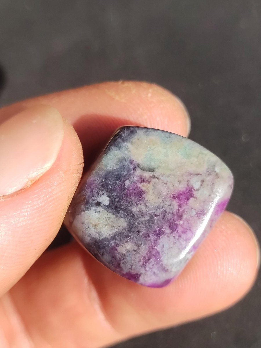 Sugilith - Sammler Deko Heilstein lila Handschmeichler Rarität Meditation Energie Edelstein Kristall Wert Natürlich Unikat Geschenk Er Sie - Art of Nature Berlin