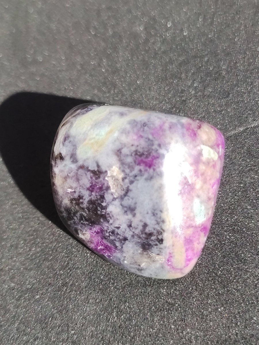 Sugilith - Sammler Deko Heilstein lila Handschmeichler Rarität Meditation Energie Edelstein Kristall Wert Natürlich Unikat Geschenk Er Sie - Art of Nature Berlin