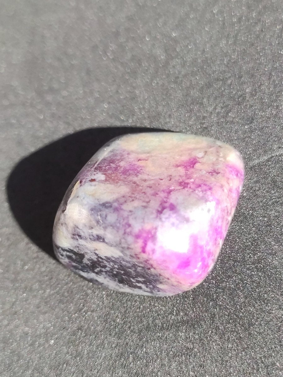 Sugilith - Sammler Deko Heilstein lila Handschmeichler Rarität Meditation Energie Edelstein Kristall Wert Natürlich Unikat Geschenk Er Sie - Art of Nature Berlin