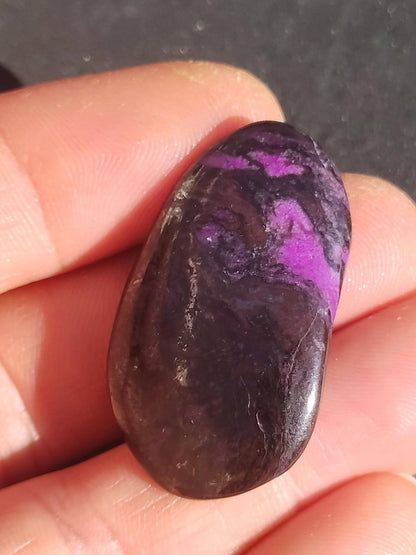 Sugilith - Sammler Deko Heilstein lila Handschmeichler Rarität Meditation Energie Edelstein Kristall Wert Natürlich Unikat Geschenk Er Sie - Art of Nature Berlin