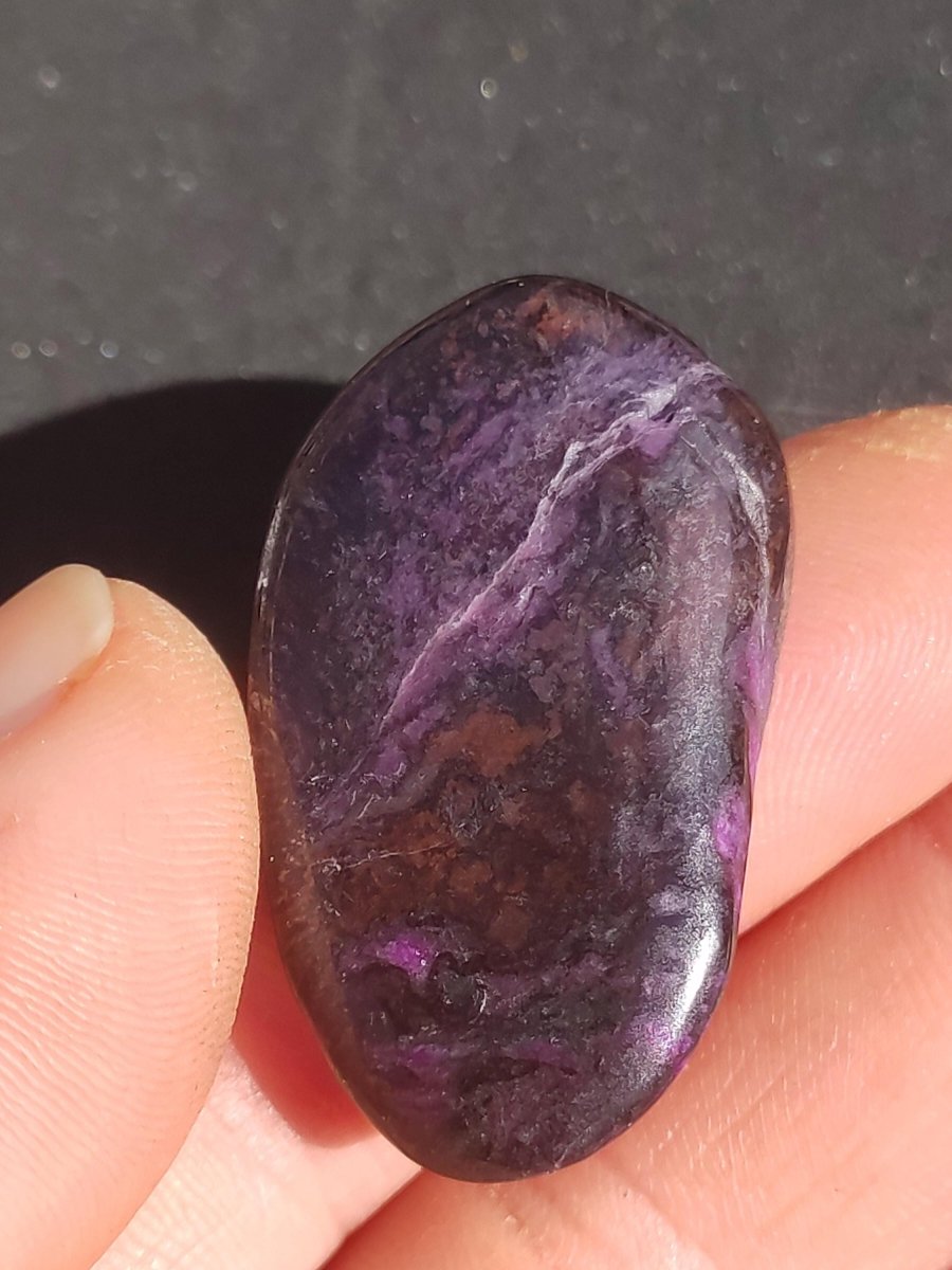 Sugilith - Sammler Deko Heilstein lila Handschmeichler Rarität Meditation Energie Edelstein Kristall Wert Natürlich Unikat Geschenk Er Sie - Art of Nature Berlin